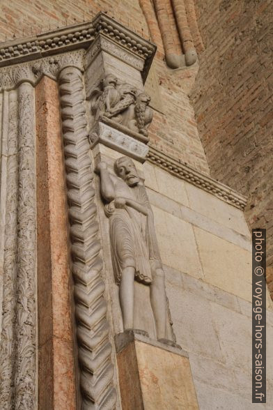 Décor d'un portail de la Basilique St. Antonin de Piacenza. Photo © Alex Medwedeff