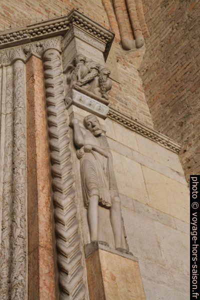 Décor d'un portail de la Basilique St. Antonin de Piacenza. Photo © Alex Medwedeff