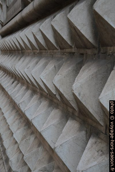 Façade en pointes de l'immeuble des postes de Piacenza. Photo © Alex Medwedeff