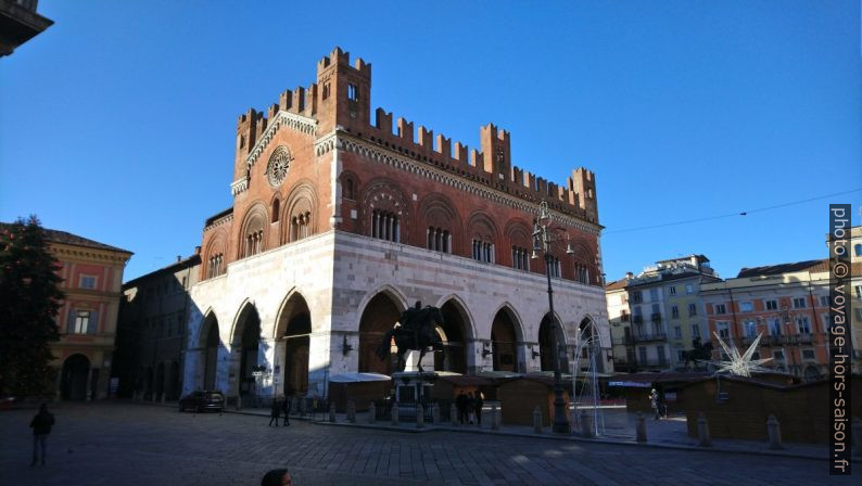 Palazzo Gotico di Piacenza. Photo © André M. Winter