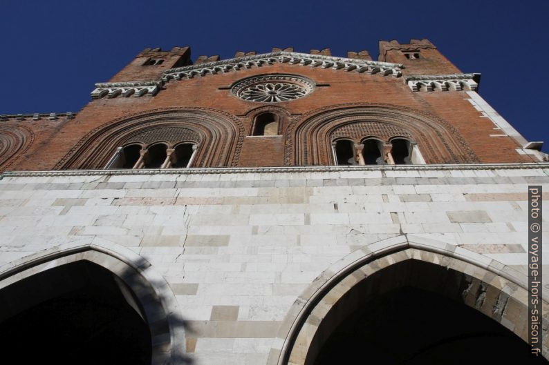 Palais gothique de Piacenza vu en contre-plongée. Photo © André M. Winter