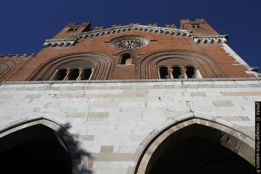 Palais gothique de Piacenza vu en contre-plongée. Photo © André M. Winter