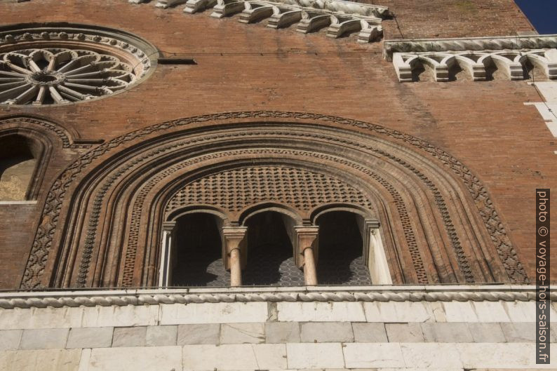 Détail d'une fenêtre du palais gothique de Piacenza. Photo © André M. Winter