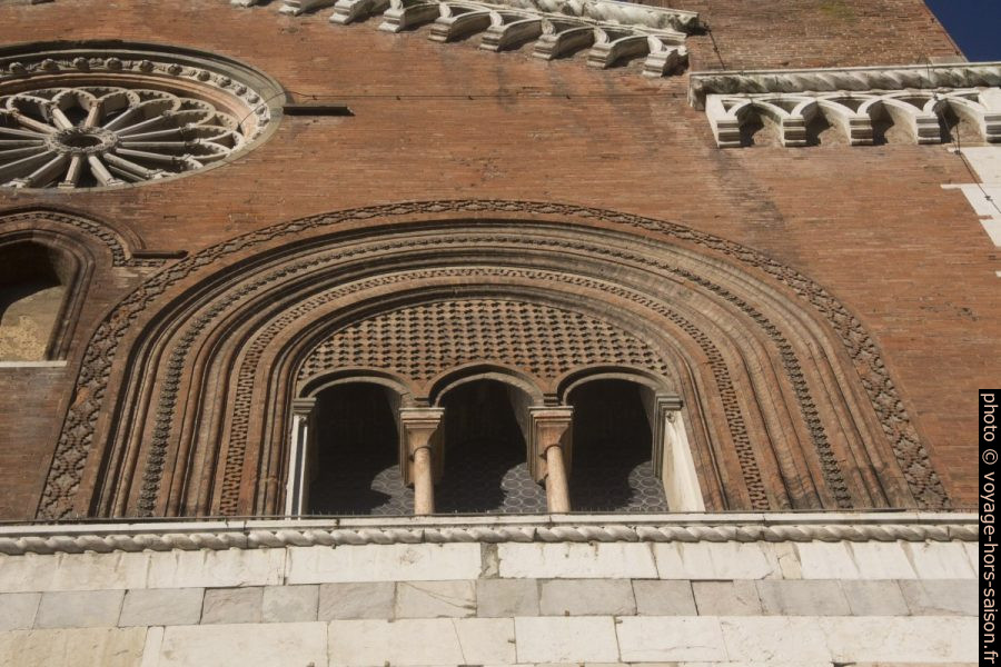 Détail d'une fenêtre du palais gothique de Piacenza. Photo © André M. Winter