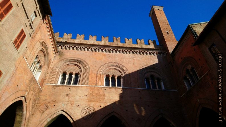 Cour du Palais gothique de Piacenza. Photo © André M. Winter