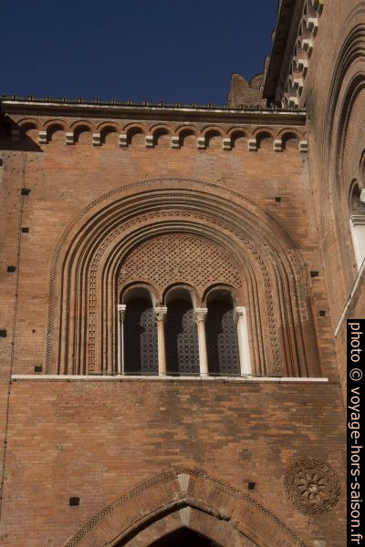 Une fenêtre de la cour du Palais gothique de Piacenza. Photo © Alex Medwedeff