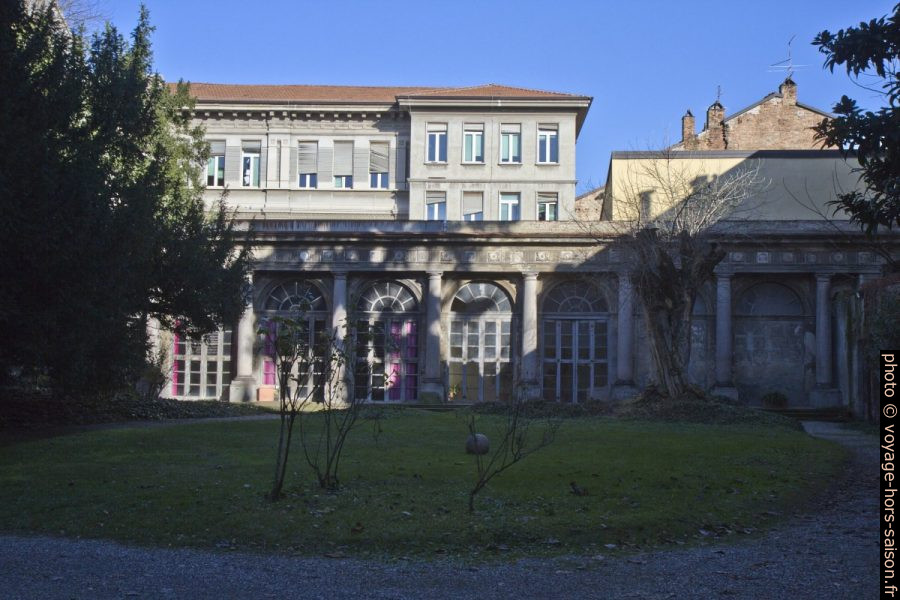 Cour d'un palais et l'Istituto Tecnico Economico G. D. Romagnosi. Photo © Alex Medwedeff