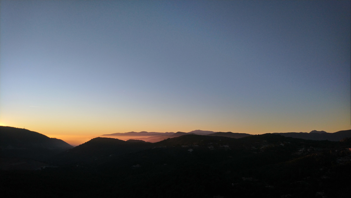 Coucher de soleil sur le Massif de l'Esterel. Photo © André M. Winter