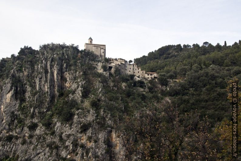 Peillon et son église sur le rocher. Photo © André M. Winter