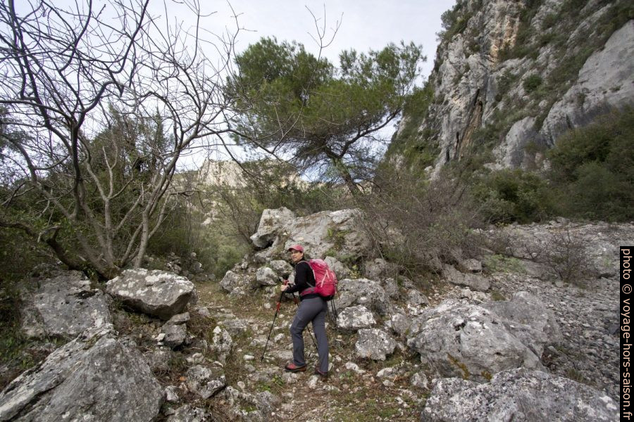 Chemin entre rochers au nord de la balise 584. Photo © André M. Winter
