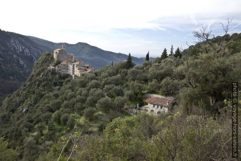 Vue retour vers Peillon sur son rocher. Photo © André M. Winter