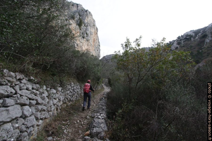 Chemin entre murets dans le Vallon de la Launa. Photo © André M. Winter