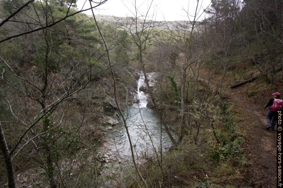 Vue en aval su pont sur le Ruisseau de la Launa sous le Baus Roux. Photo © André M. Winter