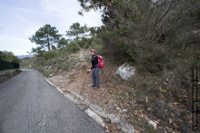 Montée de la route vers la chapelle St. Pancrace. Photo © André M. Winter