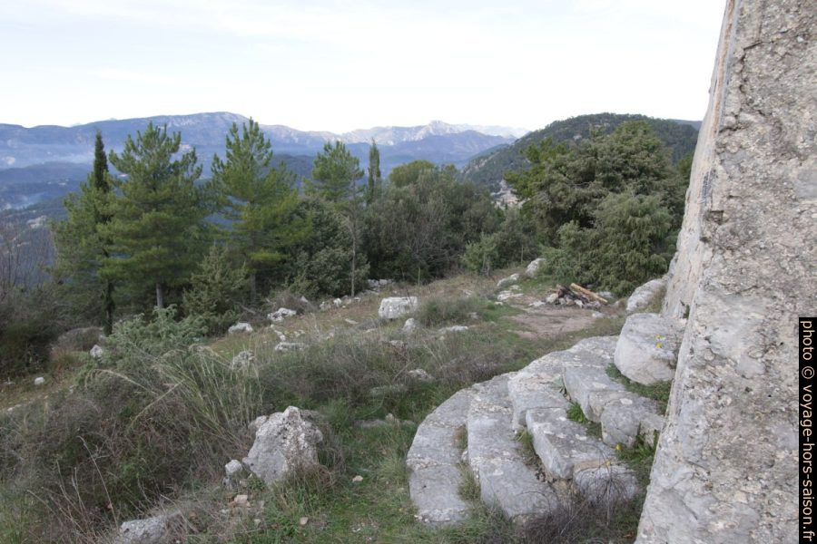 Les marches de la Chapelle St. Pancrace et la vue vers le Mercantour. Photo © André M. Winter