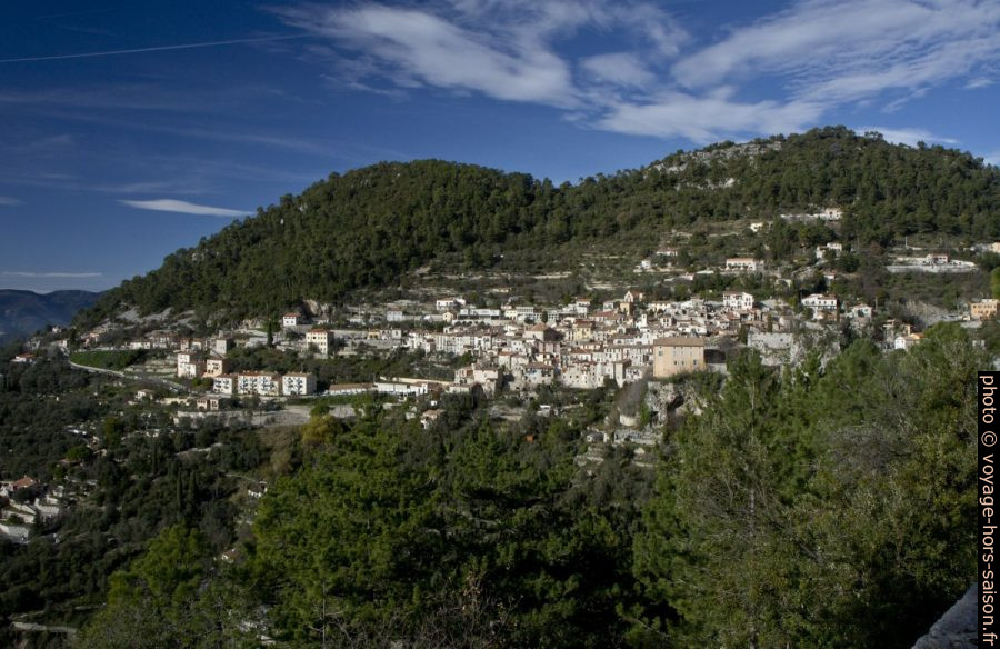 Vue de la D53 vers Peille. Photo © Alex Medwedeff