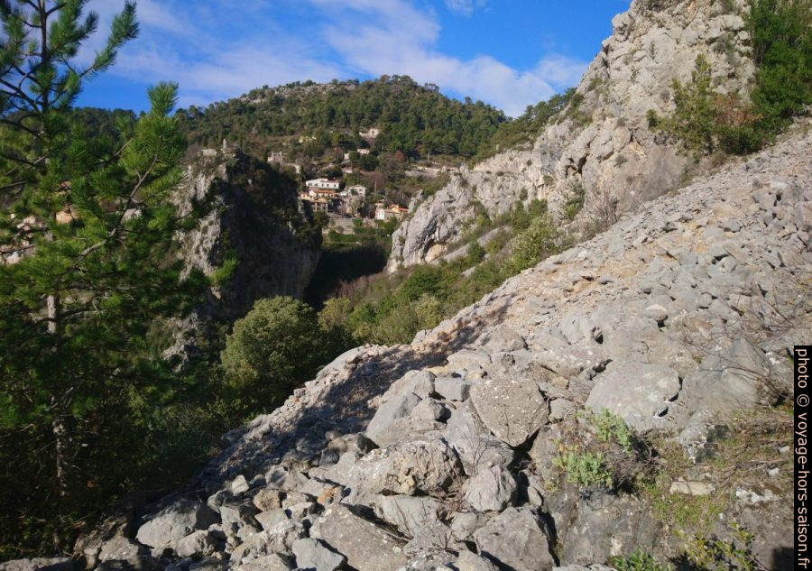 Éboulis et vue vers les gorges du Faquin à l'est de Peille. Photo © André M. Winter