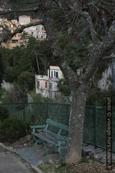 Un banc dans la montée du rocher de Peille. Photo © Alex Medwedeff