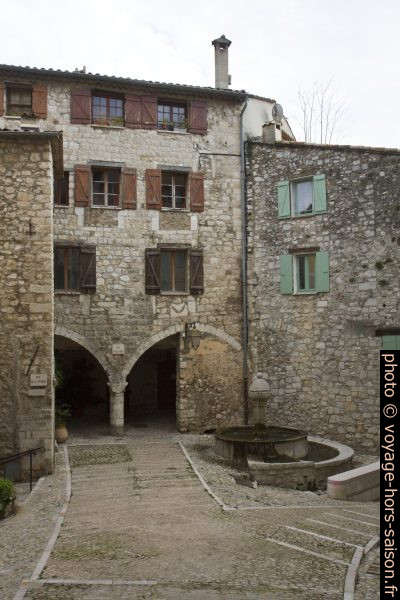 Place du Mont Agel, la fontaine gothique et les portiques des Lascaris. Photo © Alex Medwedeff
