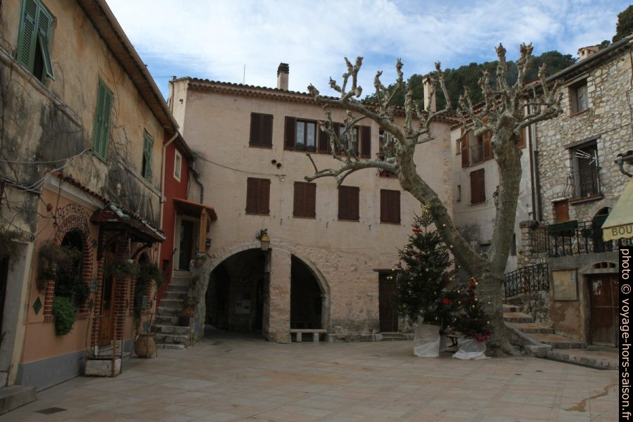 La Place Carnot à Peille. Photo © Alex Medwedeff