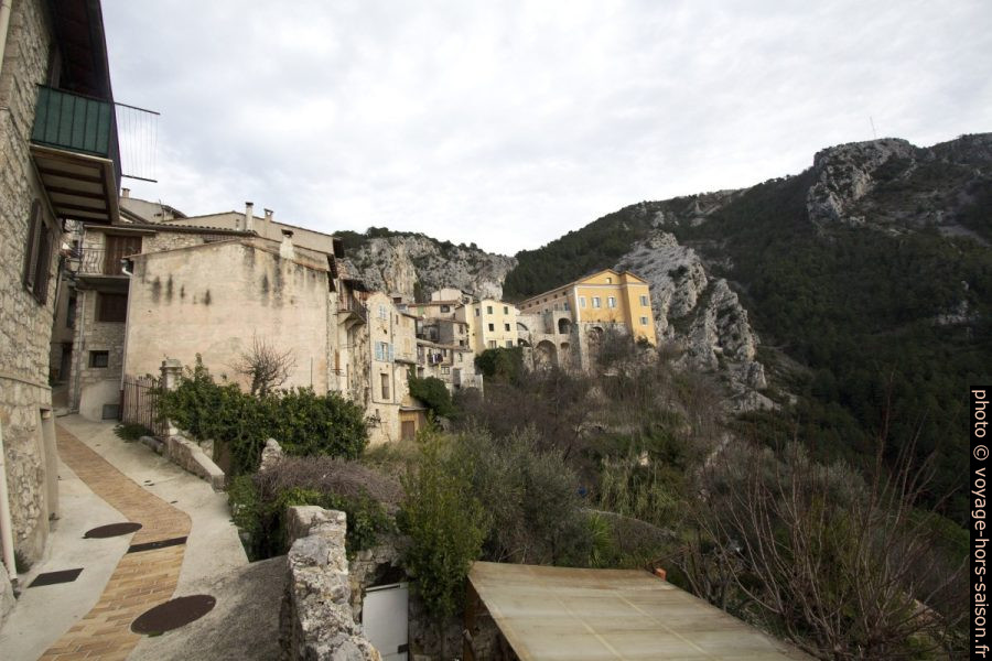 Vue retour de la Rue des Moulins vers Peille et le Palais Lascaris. Photo © André M. Winter