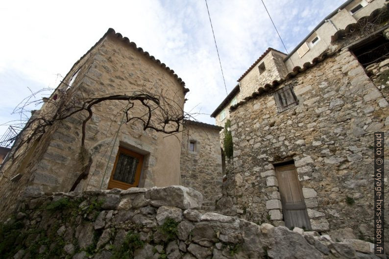 Maisons en pierre à Peille. Photo © André M. Winter