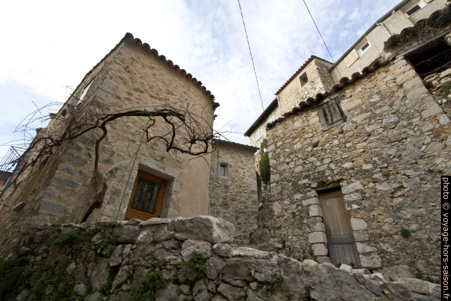 Maisons en pierre à Peille. Photo © André M. Winter