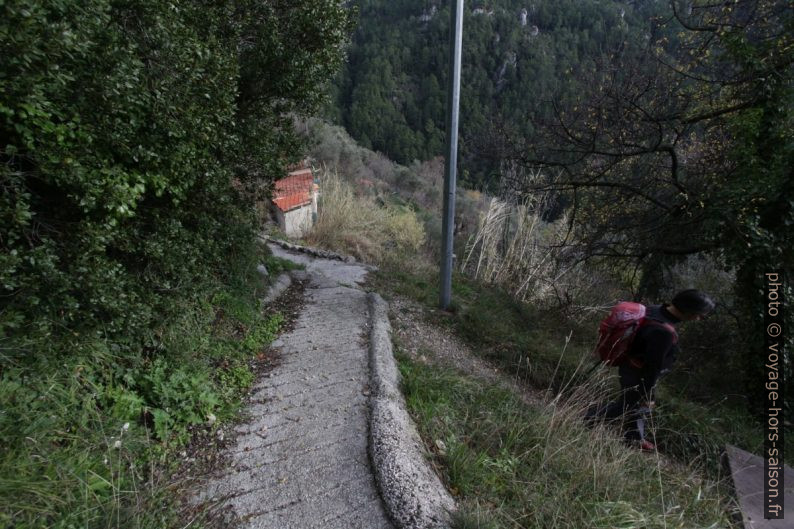 Le sentier bétonné sous Peille. Photo © André M. Winter