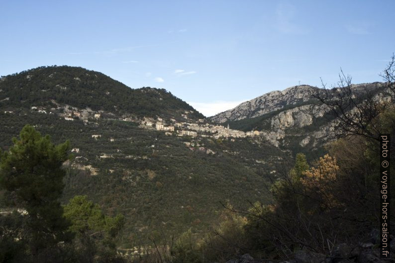 Vu retour vers Peille du haut du talus. Photo © Alex Medwedeff