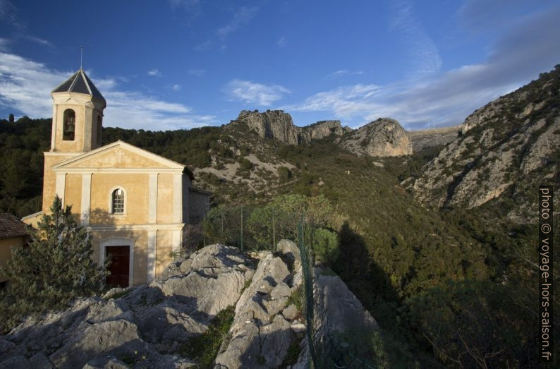 Église de Peillon et le Vallon de la Launa. Photo © André M. Winter