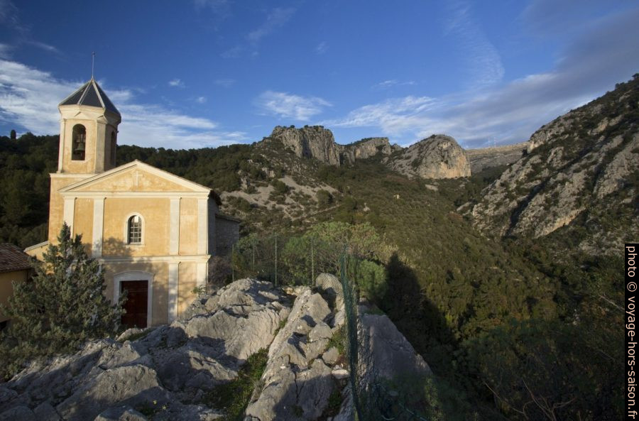 Église de Peillon et le Vallon de la Launa. Photo © André M. Winter