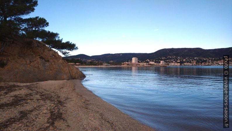 Vue de la Pointe de Gouron vers le Lavandou. Photo © André M. Winter