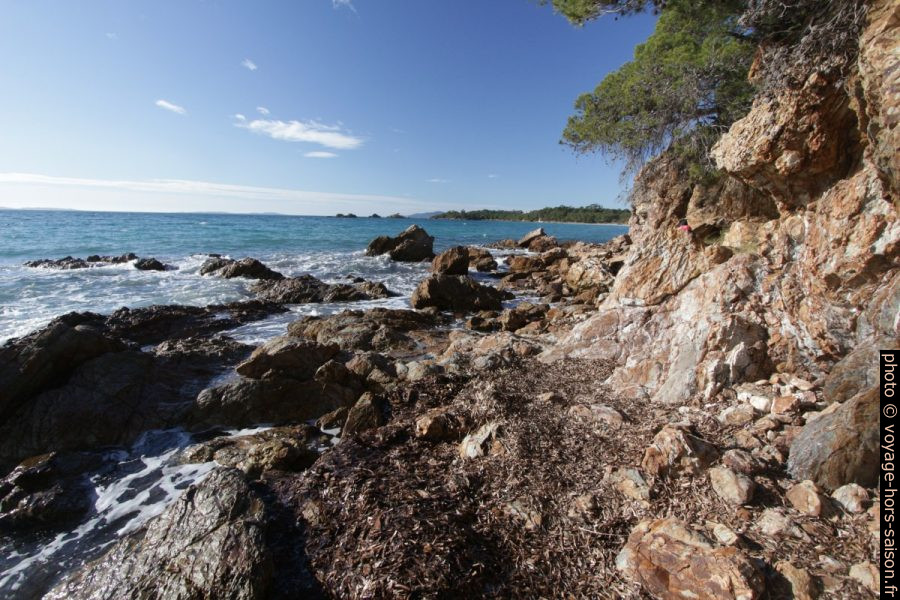 Sentier du littoral entre les plages du Domaine de Brégançon. Photo © André M. Winter