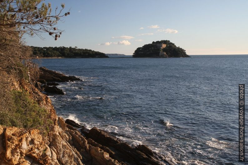 Brégançon vu de la Pointe de la Vignasse. Photo © Alex Medwedeff