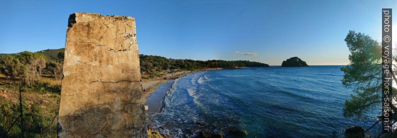 La borne à la plage de Cabasson. Photo © André M. Winter