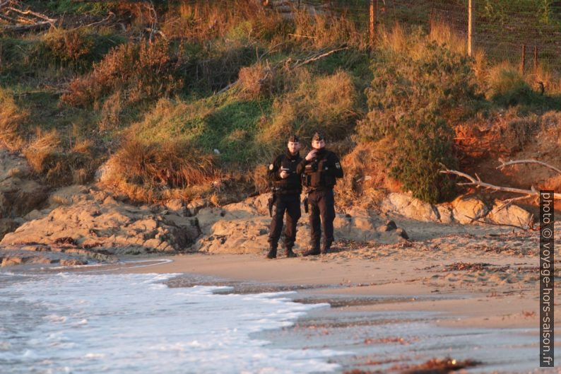 Gendarmes sur la plage de Cabasson. Photo © André M. Winter