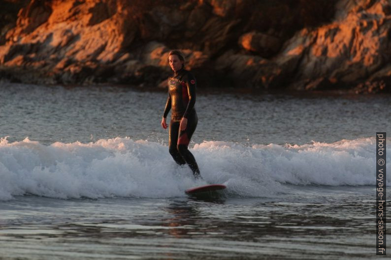 Surfeuse le soir à la plage de Cabasson. Photo © André M. Winter