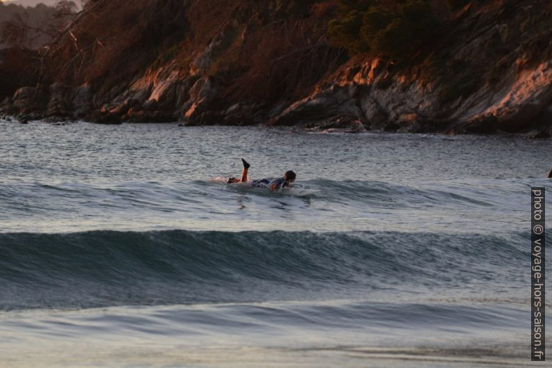 Surfeur le soir à la plage de Cabasson. Photo © André M. Winter