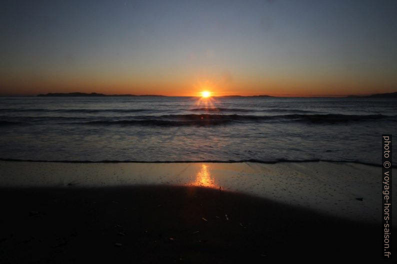 Coucher de soleil vu de la Plage de Cabasson. Photo © Alex Medwedeff