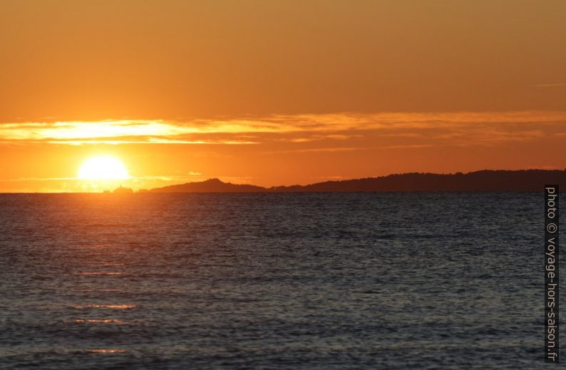 Coucher de soleil sur l'île du Grand Ribaud. Photo © André M. Winter