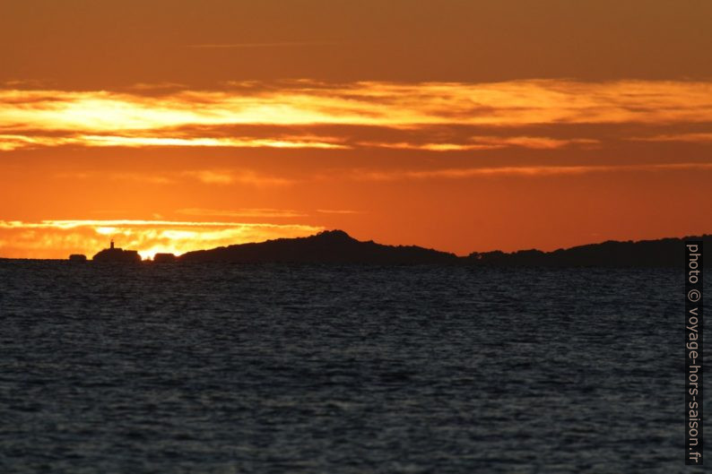 Coucher de soleil sur l'île du Grand Ribaud. Photo © André M. Winter