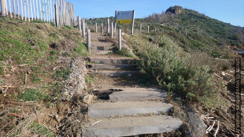 Montée de la plage vers le Cap Taillat. Photo © André M. Winter