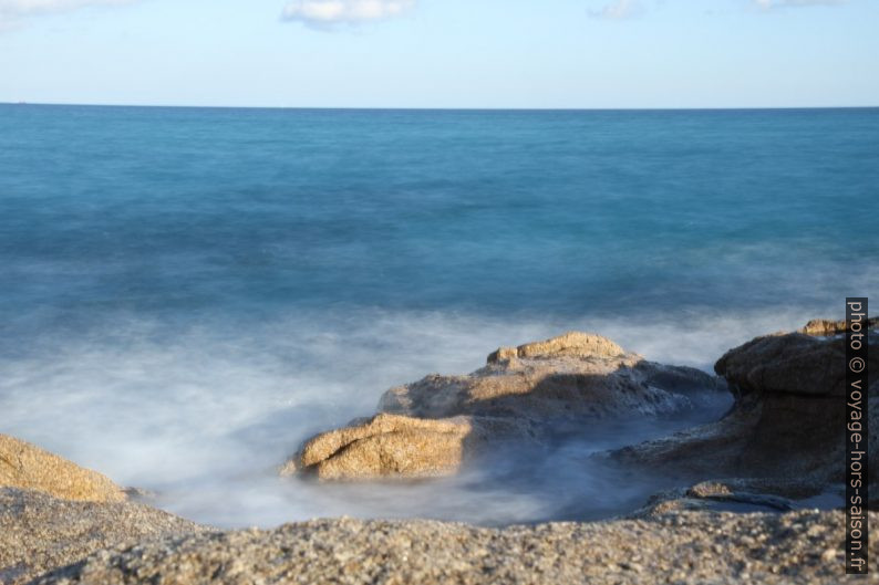 Mer et rochers en longue exposition. Photo © Alex Medwedeff