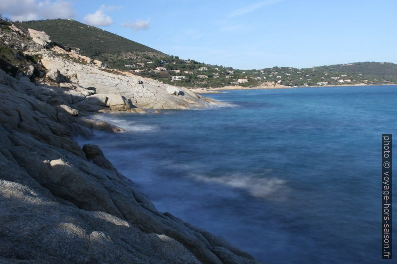 Mer et rochers en longue exposition. Photo © Alex Medwedeff