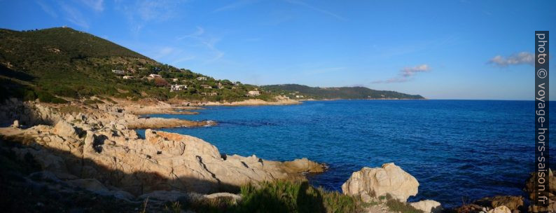 Côte rocheuse au sud de l'Escalet. Photo © André M. Winter