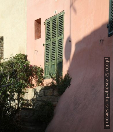 Soleil d'hiver sur une façade de maison. Photo © Alex Medwedeff