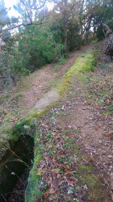 Chemin le long de l'aqueduc. Photo © André M. Winter