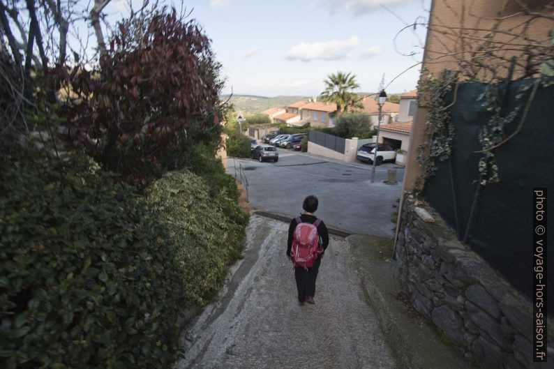 Descente dans le lotissement des Roques du Castellas. Photo © André M. Winter