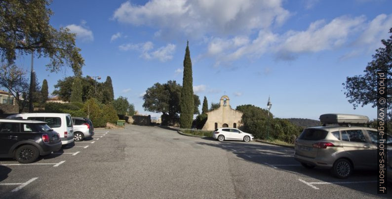 Chapelle Ste. Anne et le parking des écoles. Photo © André M. Winter