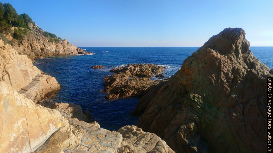 Chemin maçonné en bord de mer sous le Merlier. Photo © André M. Winter